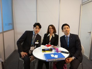 meeting stand Corea